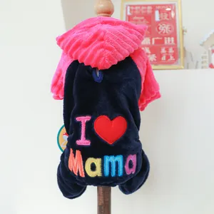 Détail du sweat à capuche en polaire pour animaux avec broderie I Love Mama