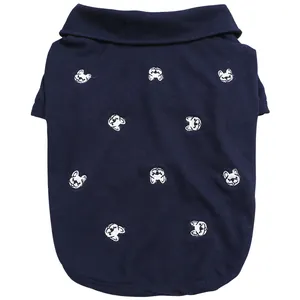 Détail d'un polo bleu foncé pour chien avec broderie intégrale de bouledogues français