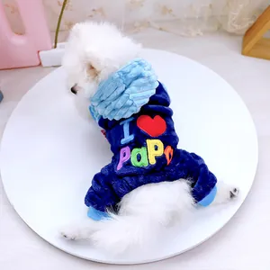Détail d'une combinaison polaire bleue pour chien avec broderie cœur I Papa