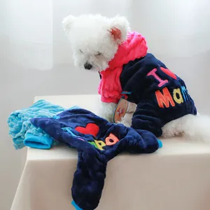 Détail du pyjama épais en polaire corail pour animaux avec broderie I Love Mama Papa