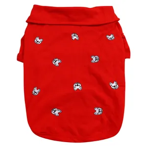 Gros plan détaillé du polo rouge pour chien avec motifs de bouledogues brodés et col
