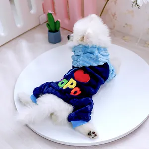 Détail macro de la combinaison en flanelle pour chien avec broderie papa bleue douce
