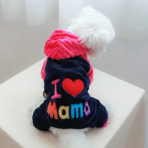 Détail du pyjama pour chien en polaire corail avec broderie colorée I Heart Mama