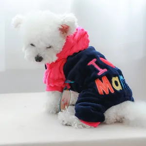 Détail d'un pyjama pour chien en polaire corail avec broderie arc-en-ciel I Love Mom rose