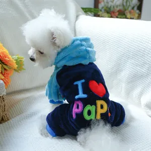 Détail d'une combinaison en peluche bleue pour chien avec broderie I Love PaP
