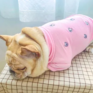 Vue détaillée du gilet tricoté rose pour chien avec broderie bouledogue français