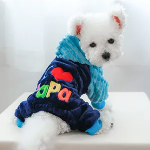 Détail d'un pyjama doux pour animaux en polaire avec broderie I Love Papa
