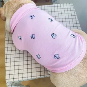 Vue détaillée du polo pour chien rose avec broderies chiot sur tissu en maille respirant