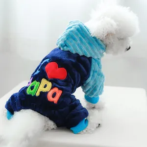 Gros plan d'un pyjama épais en polaire corail pour chien avec broderie colorée