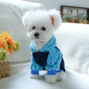 Gros plan du sweat à capuche bleu pour chien avec poignets élastiques et polaire douce