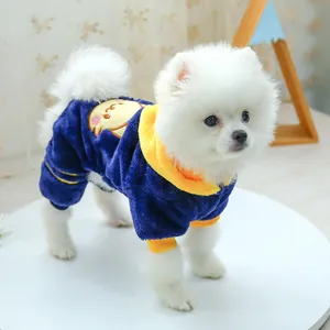 Détail du pyjama pour chien en polaire bleu marine avec poignets jaunes et motif d'ours