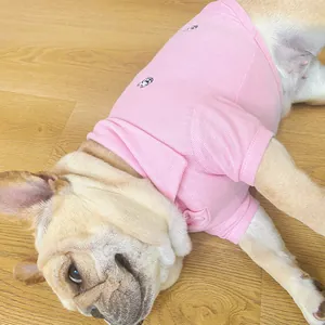 Gros plan d'un polo rose pour chien avec broderies noires sur tissu en coton respirant