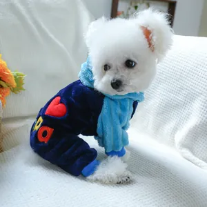 Détail de la combinaison chaude en flanelle bleue pour chien avec broderie de coeur