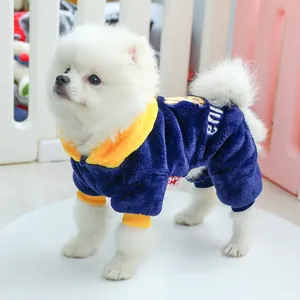 Détail du pyjama pour chien en polaire corail bleu marine avec poignets jaunes