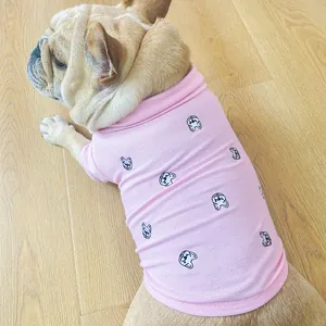 Gros plan du polo rose respirant pour chien avec motifs de bouledogue français brodés