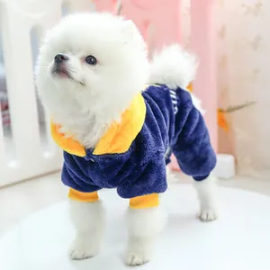 Détail d'une combinaison chaude en polaire bleu et jaune pour chien Poméranien
