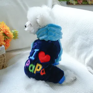 Détail de la combinaison pour animaux en flanelle avec broderie I Love Papa et capuche