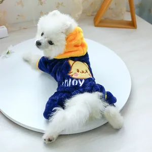 Détail d'un pyjama en peluche bleue pour chien avec capuche orange et broderie mignonne