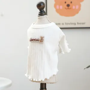 Nahaufnahme des gerippten Baumwoll-Haustiershirts mit Wellensaum und Bären-Stickerei