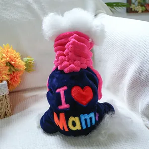 Vue détaillée du pyjama en peluche pour animaux avec broderie colorée I Love Mom au dos