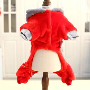 Détail d'un pyjama rouge en polaire pour animaux avec capuche et boutons-pression