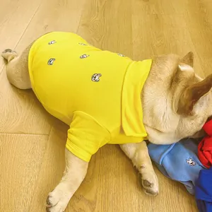 Détail du polo jaune pour animaux avec motifs brodés de bouledogues et col classique