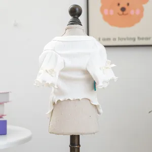 Nahaufnahme des gerippten Strickpullovers für Haustiere mit Cut-outs und Schleifen
