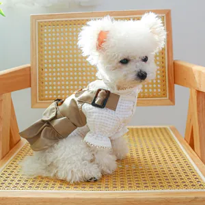 Détail d'une robe salopette kaki pour chien avec volants à carreaux et boutons bois