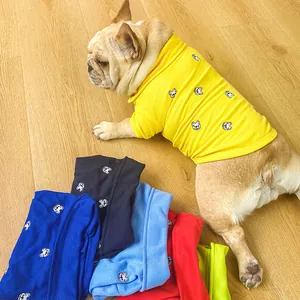 Détail de polos brodés pour chiens disponibles en plusieurs couleurs vives pour carlins