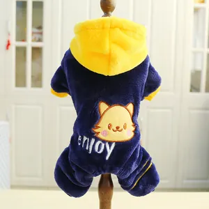 Détail d'un pyjama pour chat en flanelle bleu marine avec capuche jaune et broderie