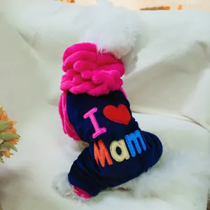 Détail d'une combinaison en peluche pour chien avec broderie I Love Mam rose