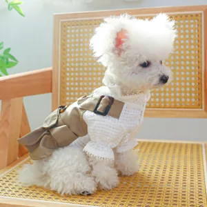 Détail du gilet kaki pour chien avec col à volants blancs sur chemise à carreaux