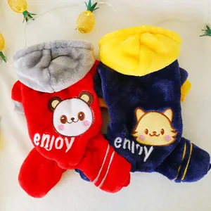 Détail de pyjamas épais en flanelle pour animaux avec broderies et capuches douces