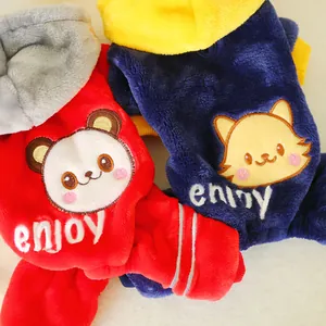 Détail du sweat à capuche en polaire pour animaux avec broderie de dessin animé