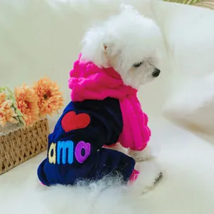 Détail d'un vêtement chaud en polaire pour chien avec broderie amo et cœurs