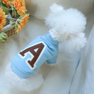 Detalle de sudadera azul claro para mascota con bordado de letra A en algodón suave