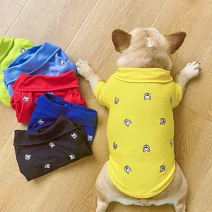 Détail de polos colorés pour bouledogues français avec motifs brodés