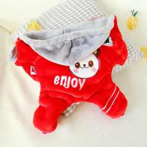 Détail du pyjama rouge pour chien avec broderie ours et doublure en peluche grise