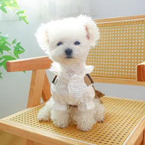 Détail d'une chemise blanche pour animaux avec col à volants et tissu à carreaux