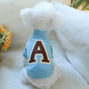 Detalle de sudadera azul claro para perro con bordado de letra A marrón en la espalda