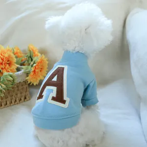 Detalle de sudadera para perro azul claro en tela suave con letra A blanca bordada