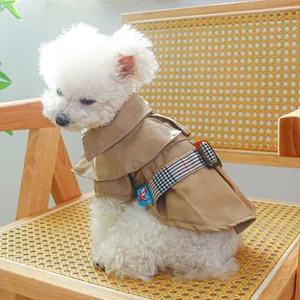 Détail d'un trench-coat kaki pour chien avec boutons croisés et ceinture à carreaux