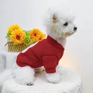 Detalle de la sudadera roja para perros con puños acanalados en un Bichon Frisé