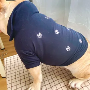 Détail du sweat à capuche bleu marine pour chien avec broderie de bouledogue blanc