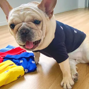 Détail de t-shirts colorés pour chiens avec motifs brodés pour Bouledogue Français