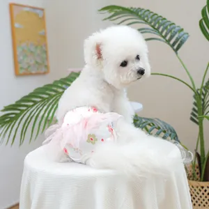 Dettaglio dei pantaloni igienici floreali per cani con pizzo a rete rosa e bordi elastici