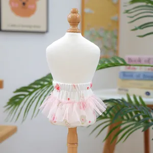 Vestito a fiori per cani con gonna tutu in rete rosa su manichino per piccoli cani