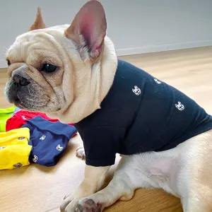 Détail de t-shirts colorés pour chiens avec icônes de bouledogue brodées sur coton doux