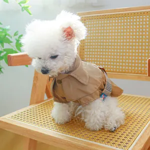 Détail du trench-coat kaki pour chien avec bordure à carreaux et boutons marrons élégants