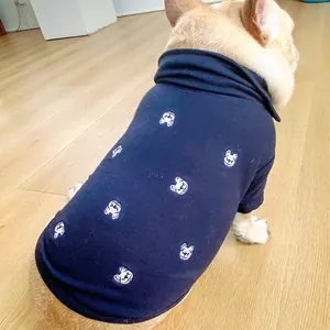 Gros plan du polo pour chien bleu marine avec motif blanc sur sol en bois clair